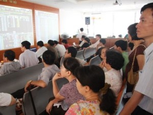 Áp lực bán ra tăng mạnh đẩy hai sàn mất điểm
